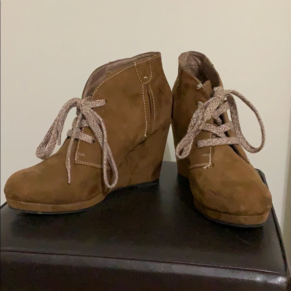 Practically brand new 4 inch ankle boots. 💕